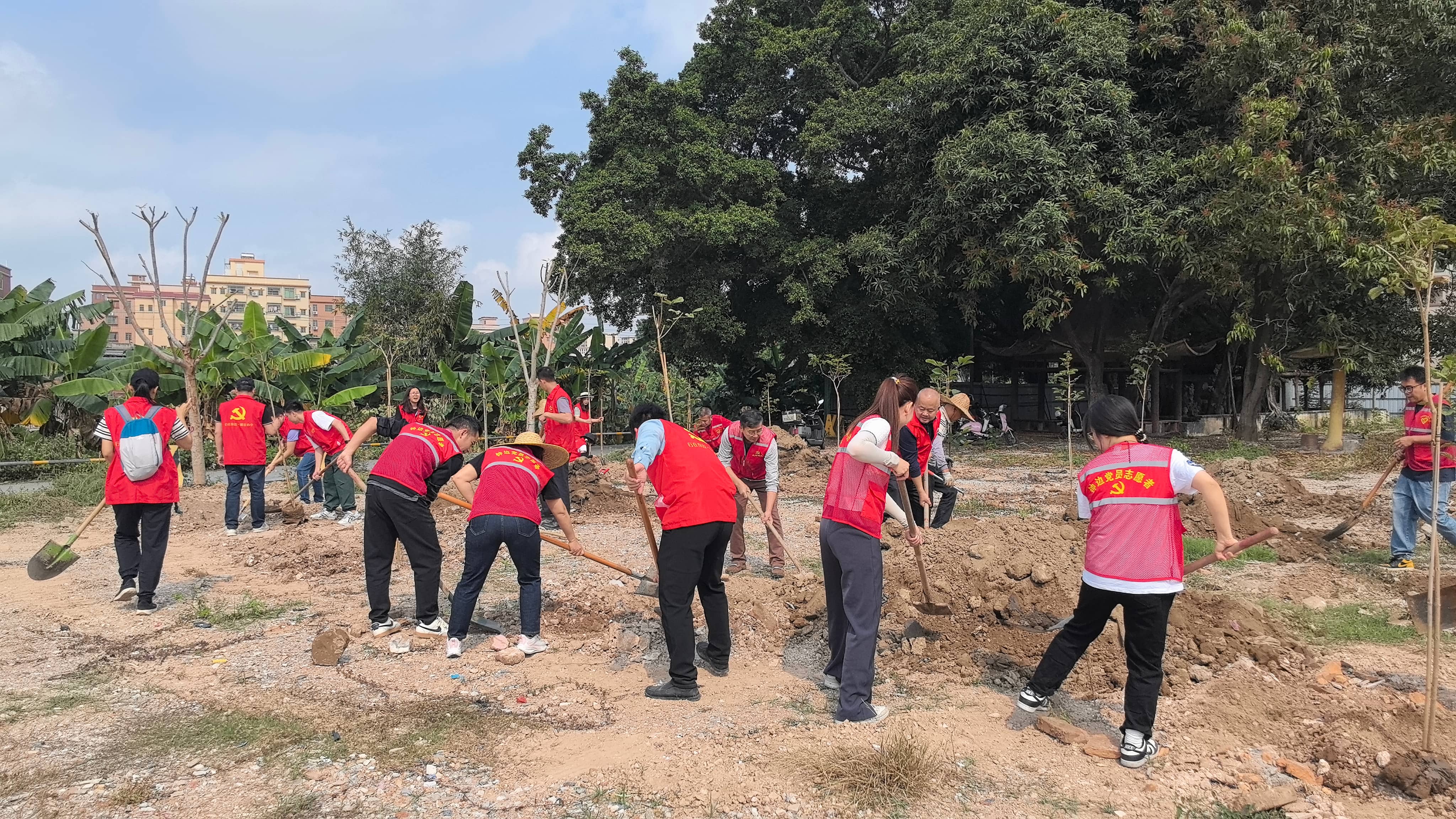 3.18植树活动图片1(1).jpg 3.18植树活动图片1(1).jpg